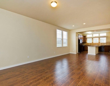 335 Rachel St - Photo Thumbnail 7