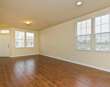 335 Rachel St - Photo Thumbnail 9