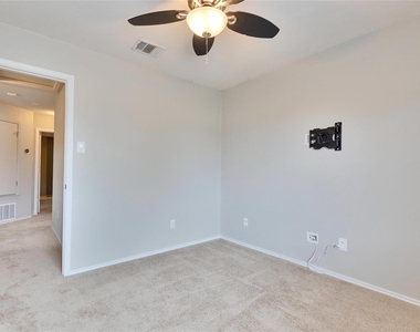 2212 Melissa Oaks Ln - Photo Thumbnail 17