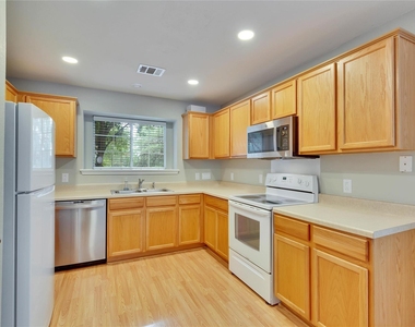 2212 Melissa Oaks Ln - Photo Thumbnail 7
