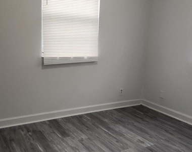 1554 W 22nd Street - Photo Thumbnail 4