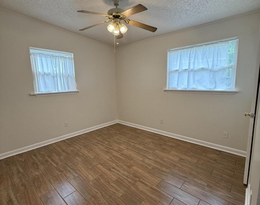 909 La Marche Drive - Photo Thumbnail 14