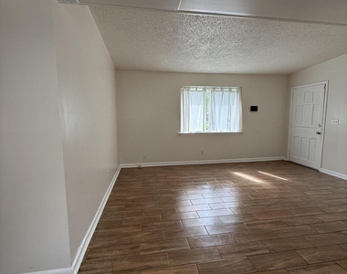 909 La Marche Drive - Photo Thumbnail 10