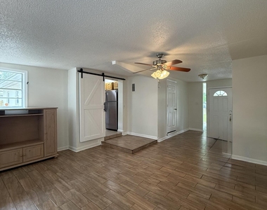 909 La Marche Drive - Photo Thumbnail 4