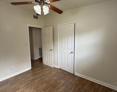 909 La Marche Drive - Photo Thumbnail 13