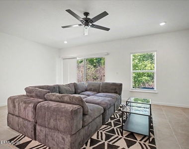 3231 Penny Cove Lane - Photo Thumbnail 6
