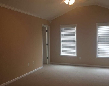 1664 Oakbrook Lake Drive - Photo Thumbnail 4