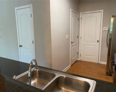 1664 Oakbrook Lake Drive - Photo Thumbnail 8