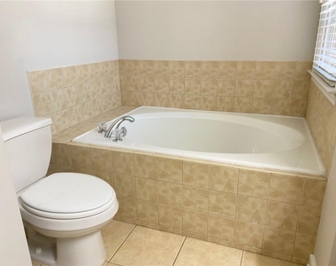 1664 Oakbrook Lake Drive - Photo Thumbnail 18