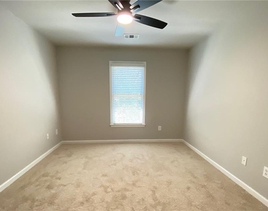 1664 Oakbrook Lake Drive - Photo Thumbnail 25