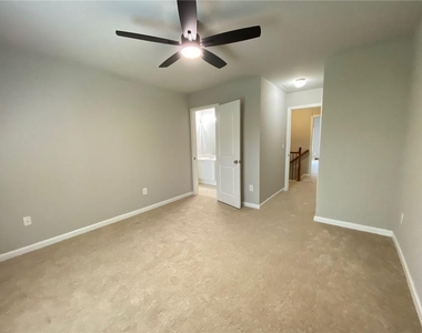 1664 Oakbrook Lake Drive - Photo Thumbnail 22