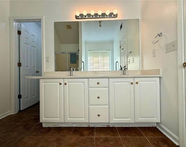 2029 Manor Oak Lane - Photo Thumbnail 14