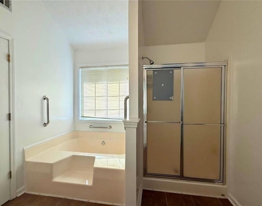 2029 Manor Oak Lane - Photo Thumbnail 15
