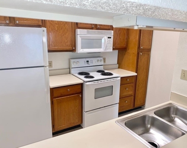 2121 El Paseo Street - Photo Thumbnail 5