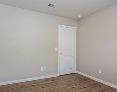 6450 Dayridge Lane - Photo Thumbnail 9