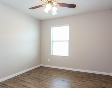 6450 Dayridge Lane - Photo Thumbnail 10