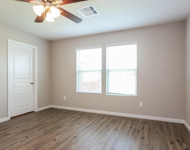 6450 Dayridge Lane - Photo Thumbnail 12
