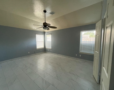 2318 Pheasant Creek - Photo Thumbnail 5