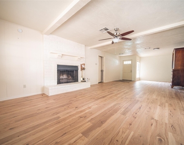 13927 Lynnwood Lane - Photo Thumbnail 2