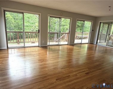 11402 Creekside Drive - Photo Thumbnail 4