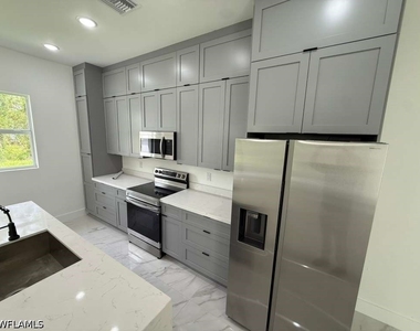 723 Epps Brown Street E - Photo Thumbnail 7