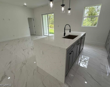 723 Epps Brown Street E - Photo Thumbnail 6