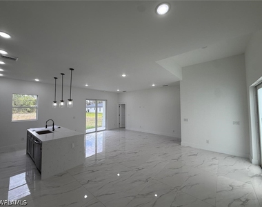 1089 Eisenhower Boulevard - Photo Thumbnail 5