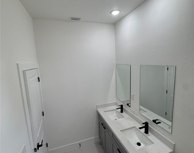 1089 Eisenhower Boulevard - Photo Thumbnail 11