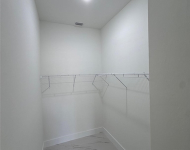 1089 Eisenhower Boulevard - Photo Thumbnail 12