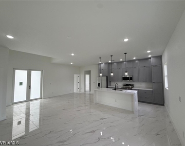 1089 Eisenhower Boulevard - Photo Thumbnail 8
