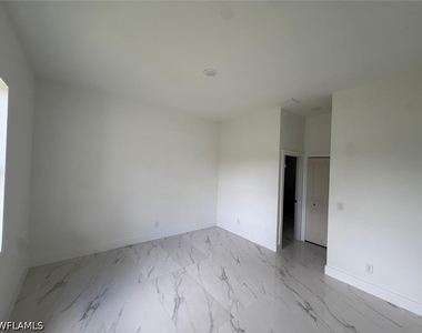 1089 Eisenhower Boulevard - Photo Thumbnail 9