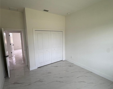 1089 Eisenhower Boulevard - Photo Thumbnail 16