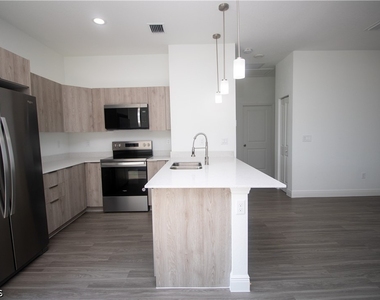 9004 W Justice Circle - Photo Thumbnail 12