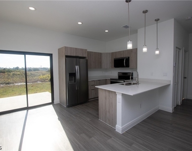 9004 W Justice Circle - Photo Thumbnail 14