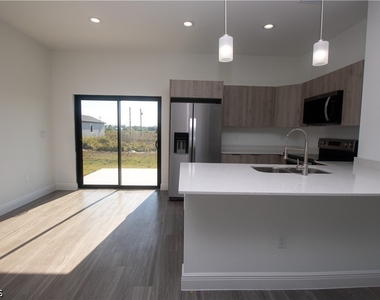 9004 W Justice Circle - Photo Thumbnail 8