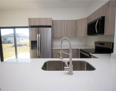 9004 W Justice Circle - Photo Thumbnail 11