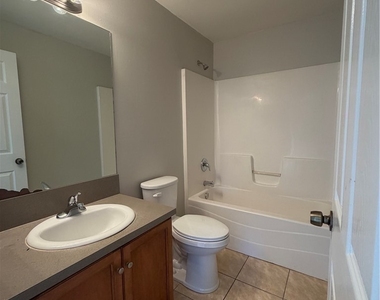 704 Gilbert Avenue S - Photo Thumbnail 4