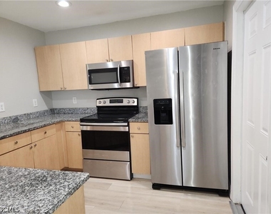 827 Ne 23rd Terrace - Photo Thumbnail 5
