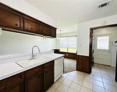 1011 Mccall Avenue - Photo Thumbnail 6