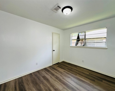1011 Mccall Avenue - Photo Thumbnail 9