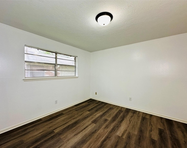 1011 Mccall Avenue - Photo Thumbnail 11