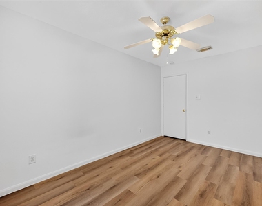 8366 Golf Green Circle - Photo Thumbnail 21