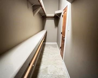6030 Queens Court - Photo Thumbnail 13
