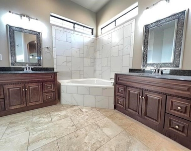 6030 Queens Court - Photo Thumbnail 11