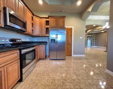 6030 Queens Court - Photo Thumbnail 5