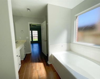 6638 Chantalle Drive - Photo Thumbnail 13