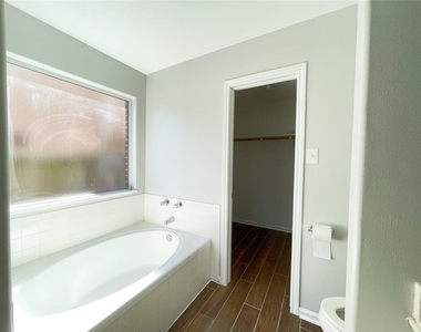 6638 Chantalle Drive - Photo Thumbnail 12