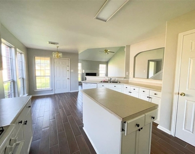 6638 Chantalle Drive - Photo Thumbnail 5
