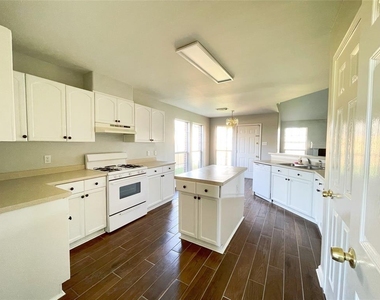 6638 Chantalle Drive - Photo Thumbnail 4