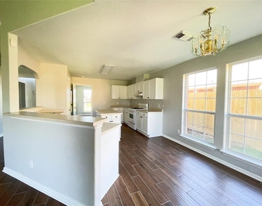 6638 Chantalle Drive - Photo Thumbnail 7